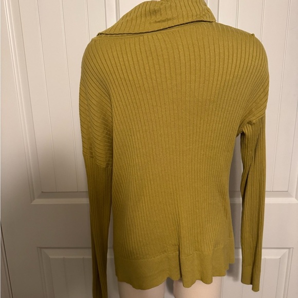 Cabi Women's Happy Pullover Sweater style 4627- Yellow Green EUC - Picture 5 of 7